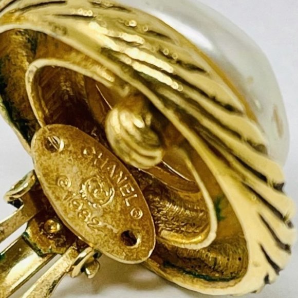 Chanel authentic Pearl Clip On Earrings vintage - Picture 8 of 10